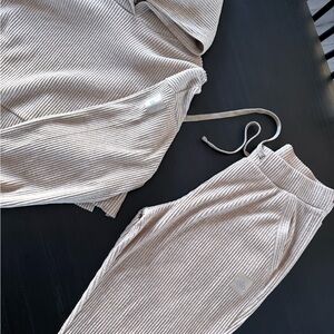 🤍 Alo Yoga Muse Set – Gravel Heather